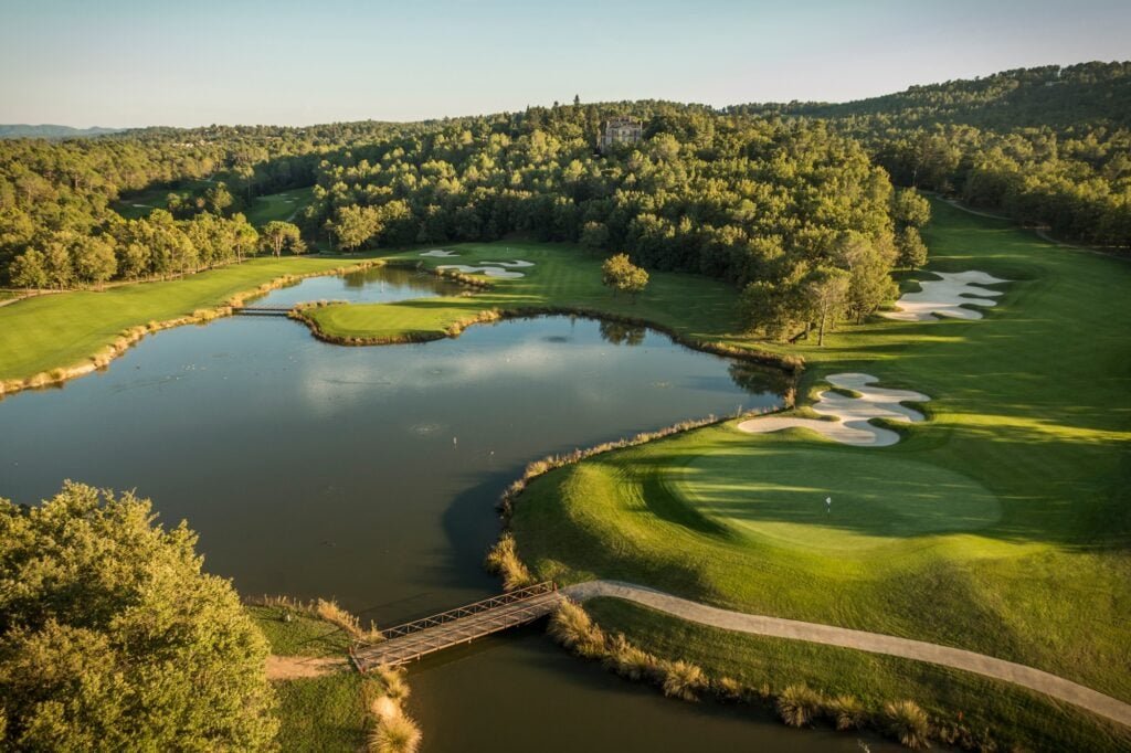 Why Terre Blanche is one of Frances finest golf resorts – National Club Golfer | National Club Golfer The 18th hole on Le Chateau course | Source: Terre Blanche